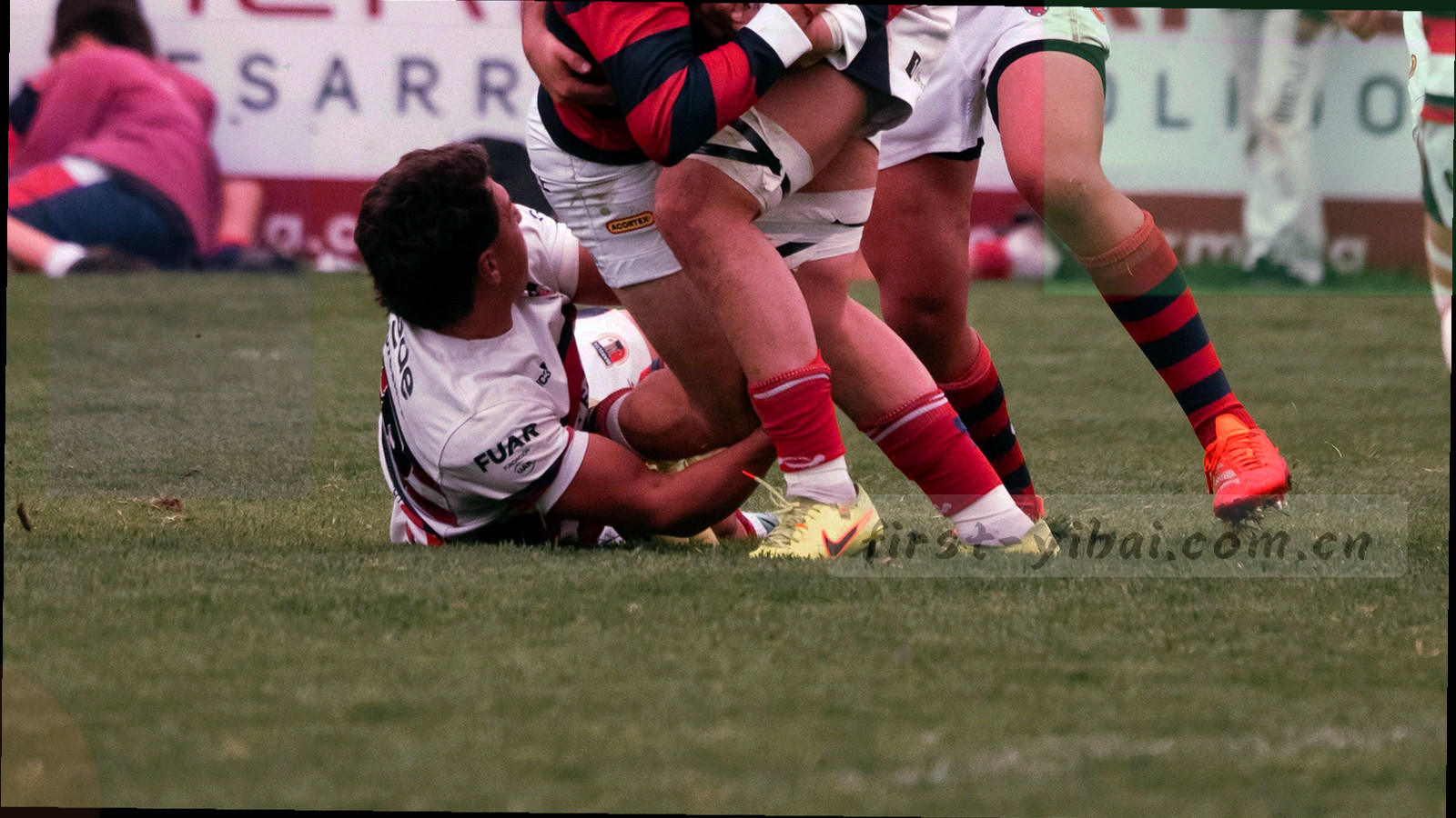 深色背景上纸张边缘与印章压痕的抽象特写，边缘呈粗糙纤维质感